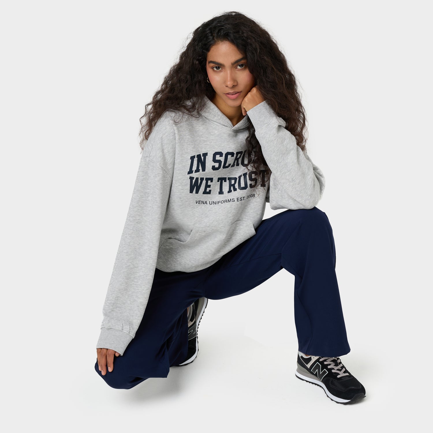 Bluza z kapturem w kolorze szarym z granatowym napisem VENA UNIFORMY