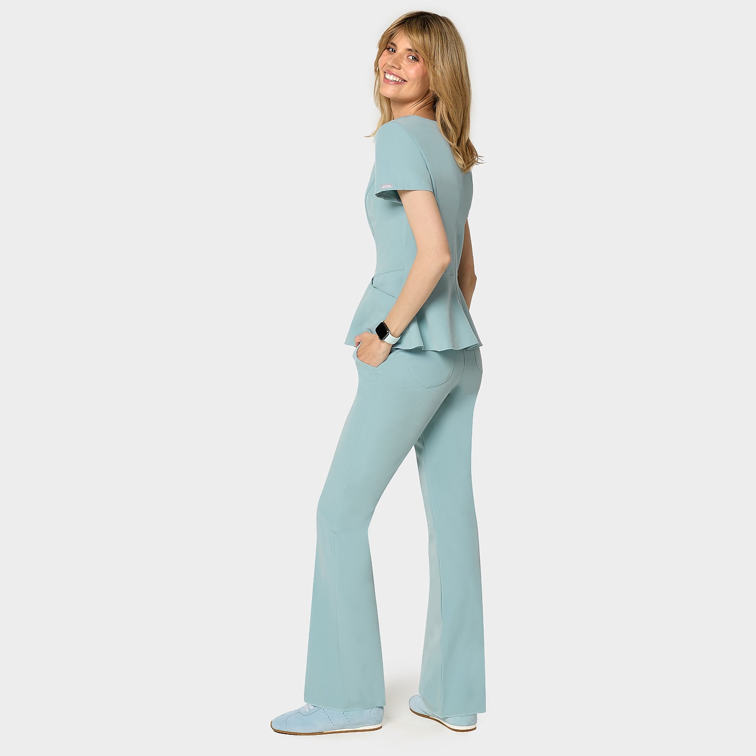 Bluza medyczna damska KIM w odcieniu Cloudy Blue z krytym zamkiem na plecach i baskinką - Vena Uniformy