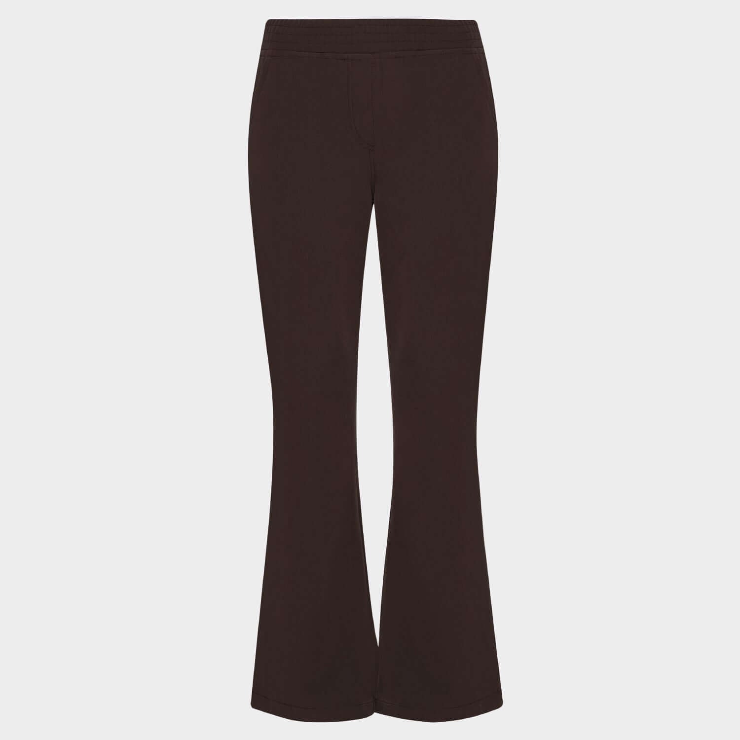 Damskie spodnie medyczne flare w kolorze dark chocolate, subtelnie rozszerzana nogawka, styl vintage.