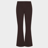 Damskie spodnie medyczne flare w kolorze dark chocolate, subtelnie rozszerzana nogawka, styl vintage.