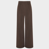 Damskie spodnie medyczne w kolorze mlecznej czekolady z szerokimi nogawkami i wysokim stanem.