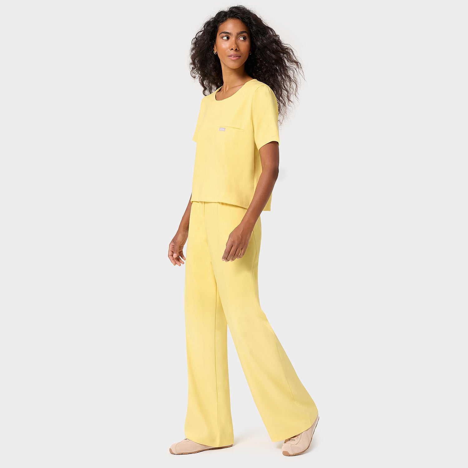 Bluza medyczna scrubs Gaja crop w odcieniu Butter Yellow — detale kroju pudełkowego, wiskoza z elastanem, Vena Uniformy