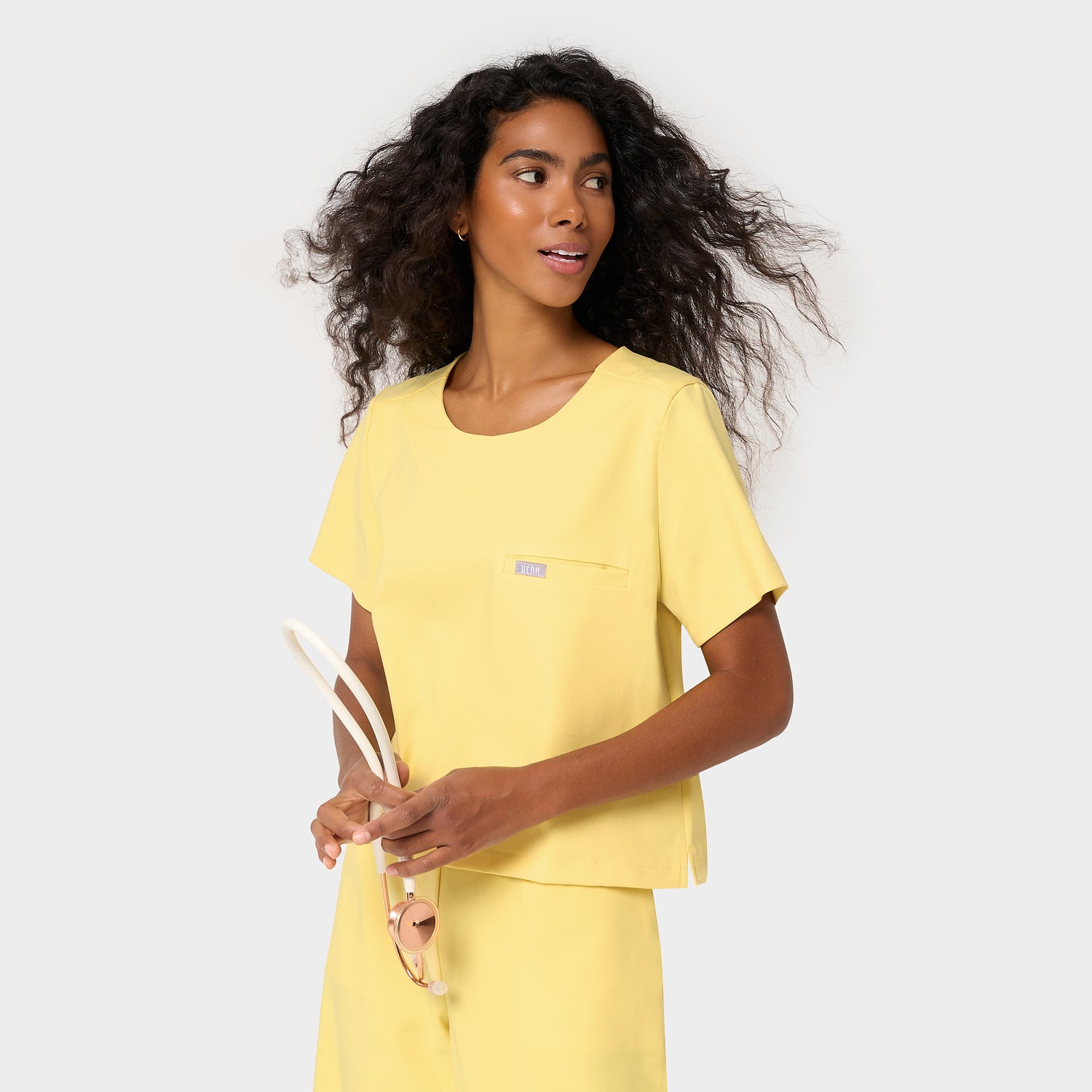 Bluza medyczna pudełkowa Gaja crop w kolorze Butter Yellow — masłowo-żółty scrubs damski z wiskozy z elastanem, Vena Uniformy