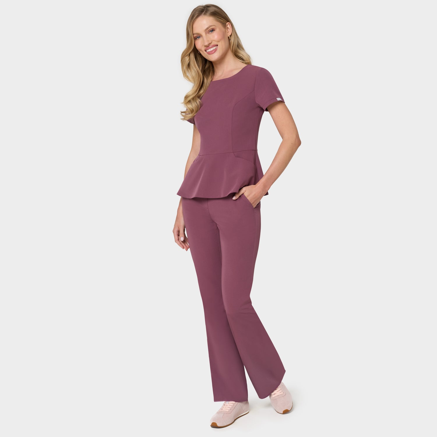 Bluza medyczna damska z baskinką KIM w kolorze Dusty Plum - kobieca, taliowana - Vena Uniformy