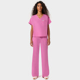 Bluza medyczna LUNA Disco Pink — detale kroju pudełkowego, rękawy dolman i kieszonka na piersi, różowa bluza scrubs Vena Uniformy