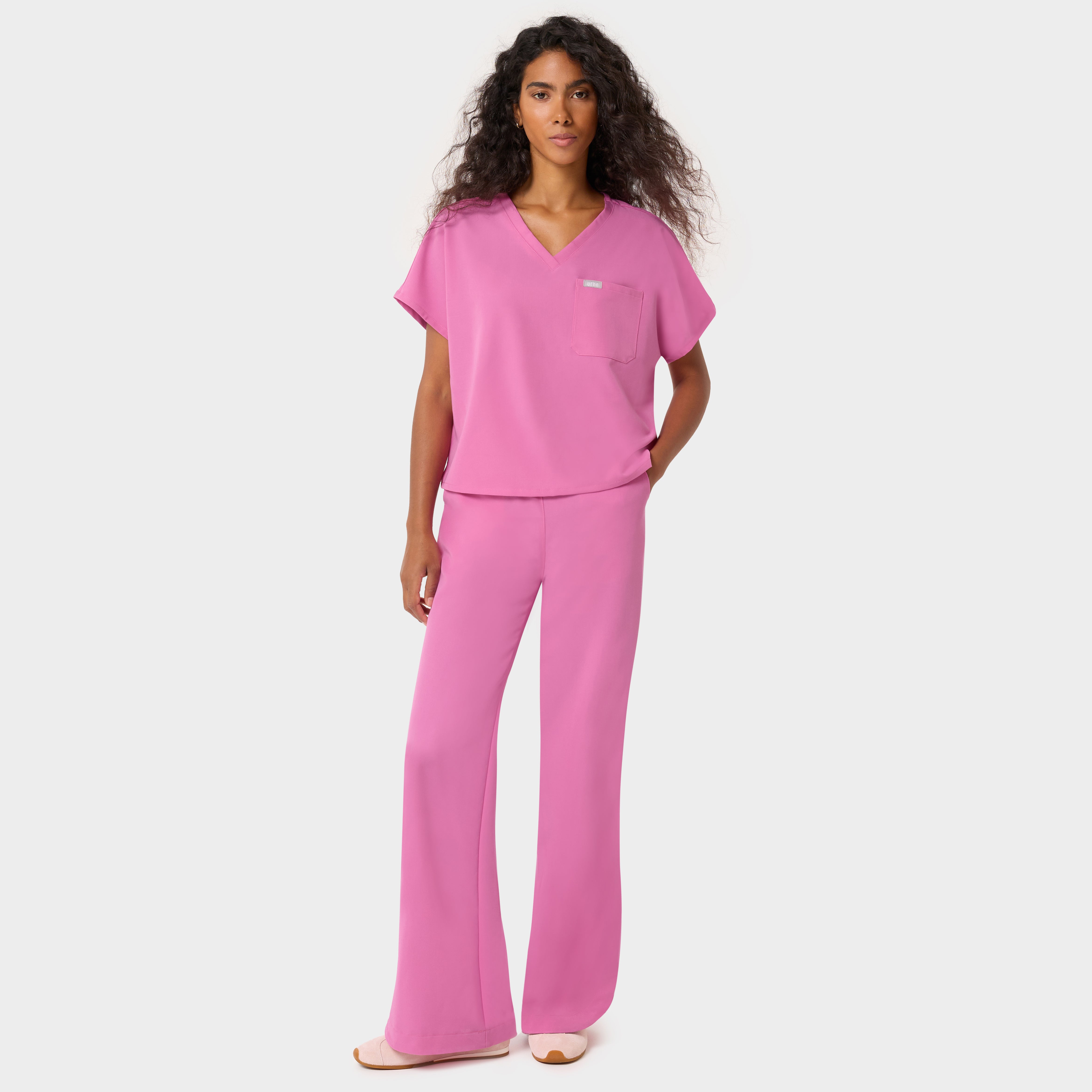 Bluza medyczna damska z dekoltem V LUNA w kolorze Disco Pink — różowa pudełkowa bluza z rękawami dolman, dekolt V i kieszonka na piersi, Vena Uniformy