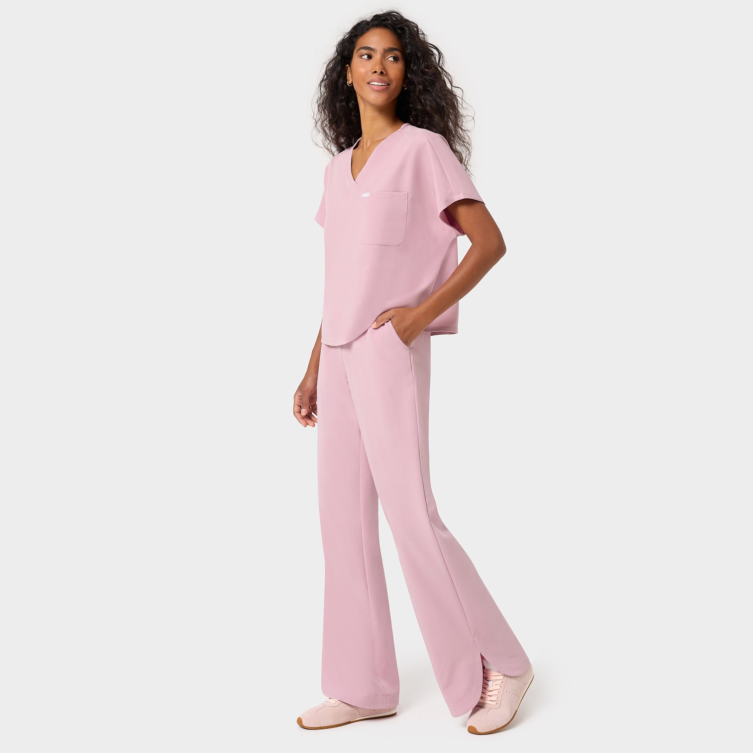 Bluza medyczna damska LUNA w kolorze First Kiss – krótki fason crop, dekolt V i luźne rękawy dolman – Vena Uniformy
