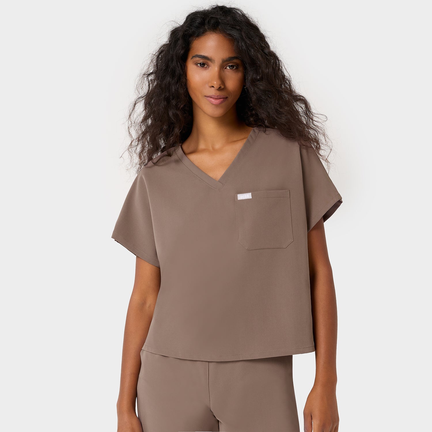 Bluza medyczna LUNA Mocha — detale dekoltu V, kieszonki na piersi i rękawa dolman, brązowa bluza scrubs z wiskozy z elastanem, Vena Uniformy