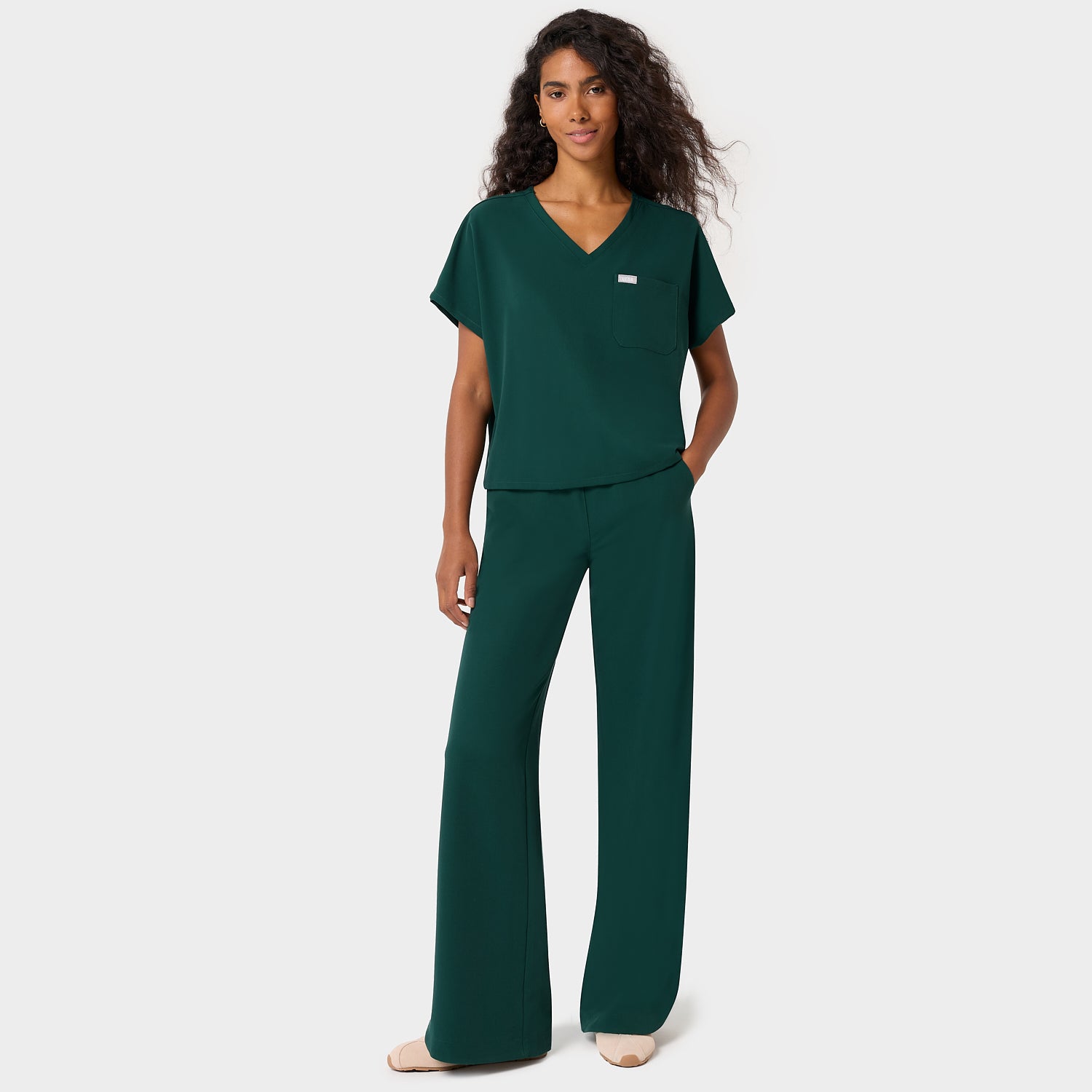 Bluza medyczna damska z dekoltem V LUNA w kolorze Moss Green — zielona pudełkowa bluza z rękawami dolman, dekolt V i kieszonka na piersi, Vena Uniformy