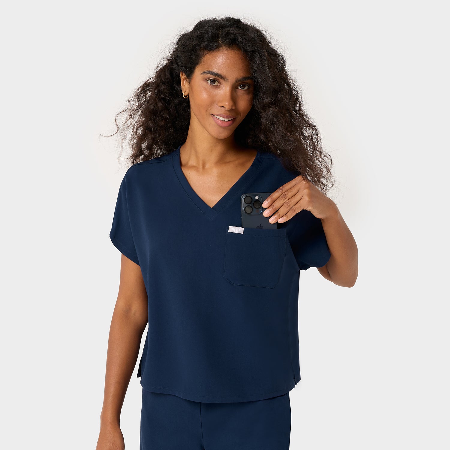 Bluza medyczna LUNA Navy — detale dekoltu V, kieszonki na piersi i rękawa dolman, granatowa bluza scrubs z wiskozy z elastanem, Vena Uniformy
