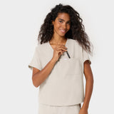 Bluza medyczna LUNA Nude — detale dekoltu V, kieszonki na piersi i rękawa dolman, beżowa bluza scrubs z wiskozy z elastanem, Vena Uniformy