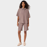 Bluza medyczna Alice Light Brown - detale kroju oversize, obniżona linia rękawa i zapięcie na guziki, brązowa koszulowa bluza scrubs Vena Uniformy