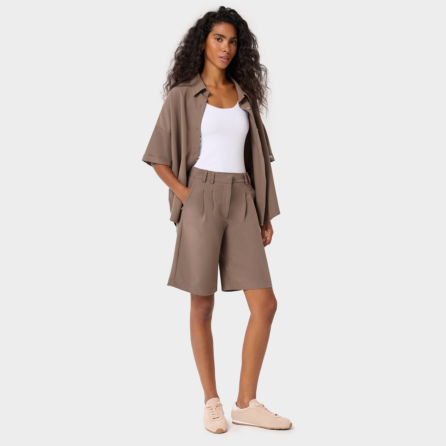 Modelka w oversize'owej bluzie medycznej Alice Mocha - brązowa koszulowa bluza scrubs z klasycznym kołnierzykiem, damska odzież medyczna Vena Uniformy