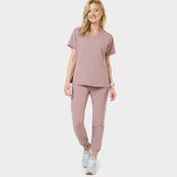 Przód bluzy medycznej EMILY w kolorze Dusty Pink na kobiecie