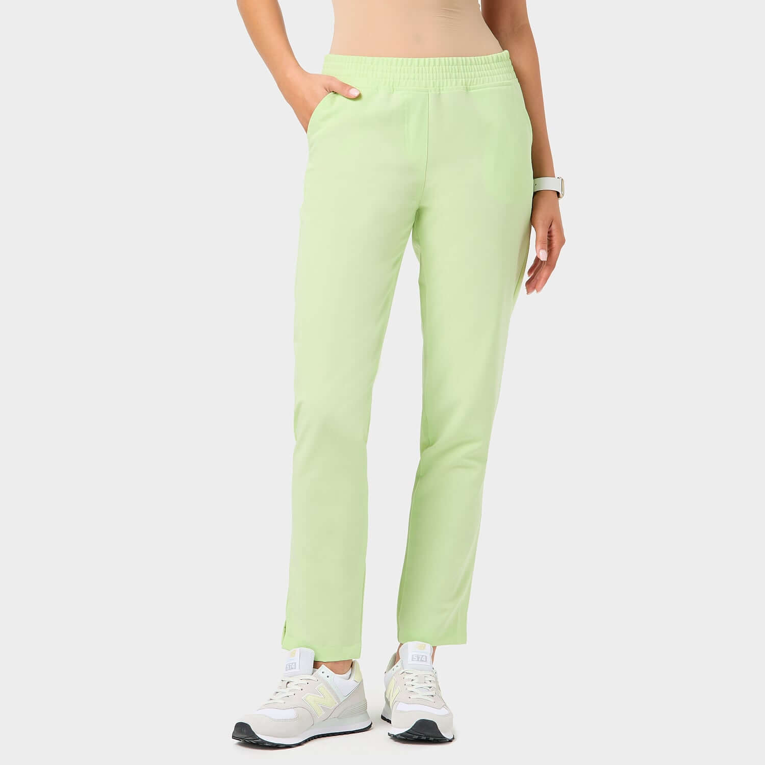 Damskie elastyczne spodnie medyczne w kolorze matcha - widok przodem