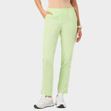 Damskie elastyczne spodnie medyczne w kolorze matcha - widok przodem