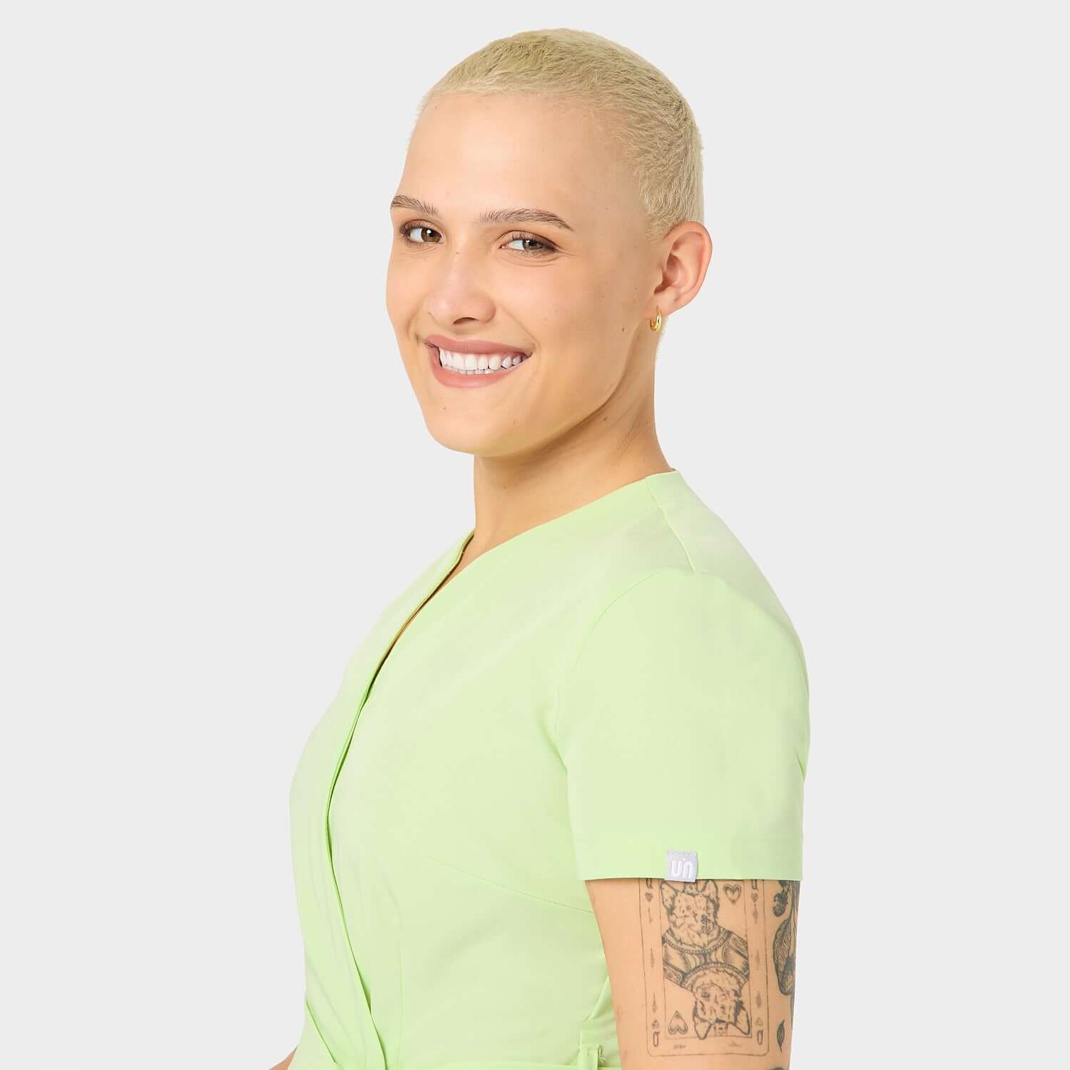 Fartuszek medyczny SOPHIA Matcha - rękawy: Detal rękawów fartuszka medycznego w kolorze Matcha, ukazujący precyzyjne wykończenie i komfort noszenia.