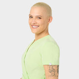 Fartuszek medyczny SOPHIA Matcha - rękawy: Detal rękawów fartuszka medycznego w kolorze Matcha, ukazujący precyzyjne wykończenie i komfort noszenia.