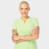 Fartuszek medyczny Matcha SOPHIA z przodu: Przedstawienie fartuszka medycznego w modnym kolorze Matcha, widzianego z przodu. Idealny wybór dla profesjonalistek w branży medycznej i kosmetycznej.