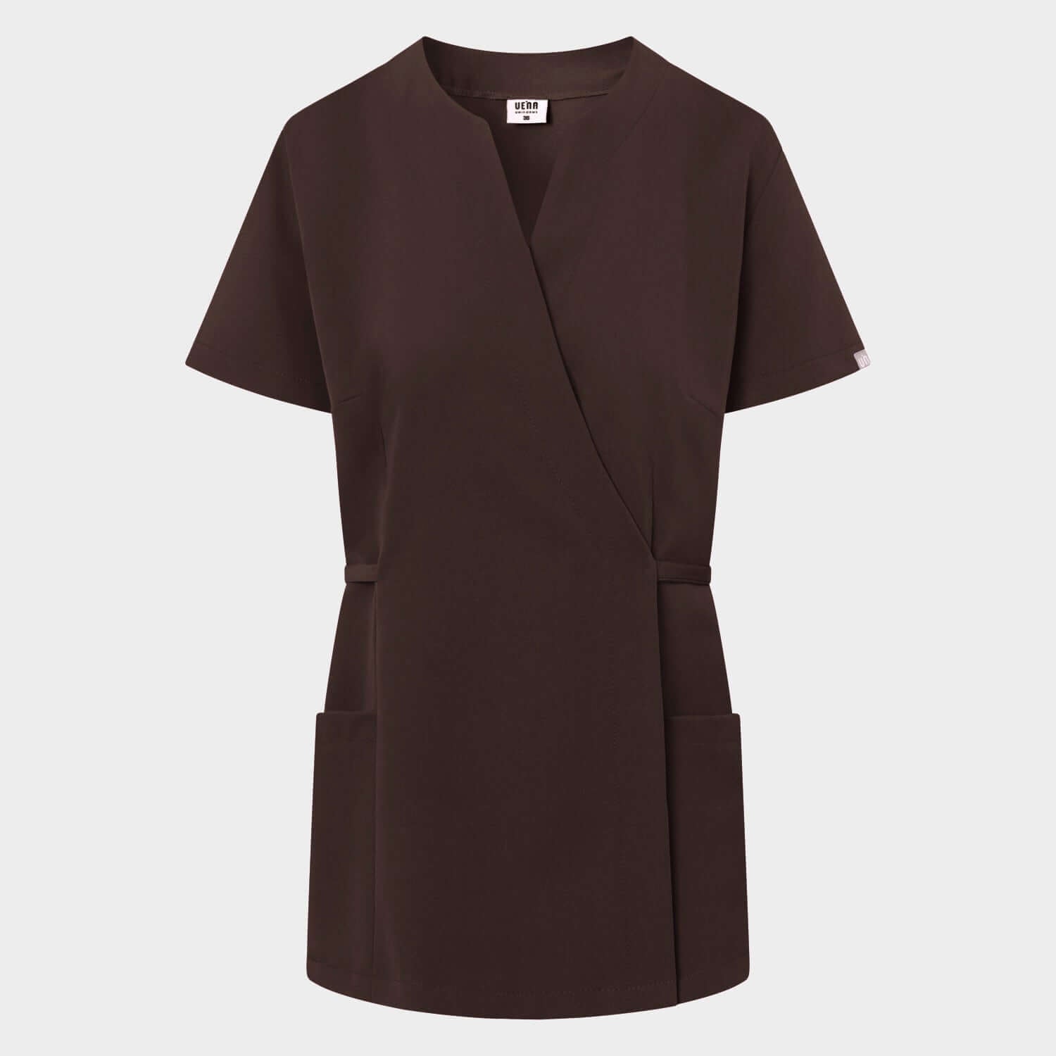 Packshot fartuszka medycznego wiązanego KATE w kolorze Dark Chocolate - widok z przodu