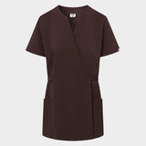 Packshot fartuszka medycznego wiązanego KATE w kolorze Dark Chocolate - widok z przodu