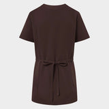 Packshot fartuszka medycznego wiązanego KATE w kolorze Dark Chocolate - widok z tyłu