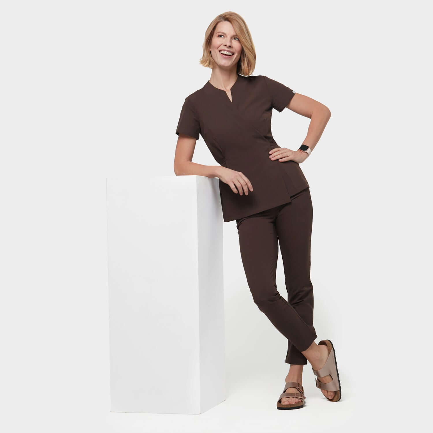 Fartuszek medyczny wiązany KATE w kolorze Dark Chocolate - widok z przodu