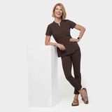 Fartuszek medyczny wiązany KATE w kolorze Dark Chocolate - widok z przodu