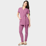 Fartuszek medyczny SOPHIA - BERRY CRUSH, fartuszek medyczny wiązany, stylowy strój medyczny w kolorze berry.