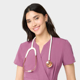 Fartuszek medyczny wiązany SOPHIA - w kolorze różowym BERRY CRUSH noszony przez uśmiechniętą kobietę ze stetoskopem
