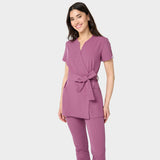 Fartuszek medyczny wiązany SOPHIA w kolorze Berry Crush, idealny do pracy w medycynie.