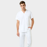 Detale męskiej bluzy medycznej Logan White na mężczyźnie