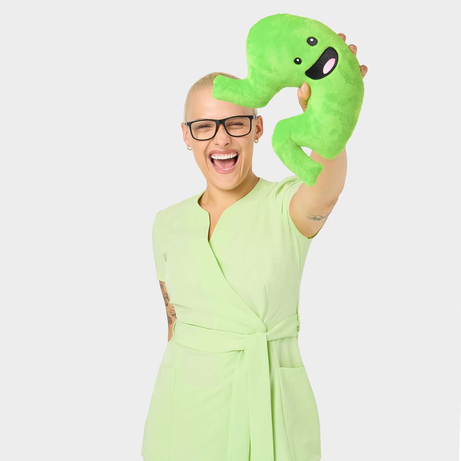 Modelka w fartuszku medycznym SOPHIA Matcha: Modelka prezentująca fartuszek medyczny w kolorze Matcha w dynamicznym otoczeniu, podkreślająca jego styl i wygodę.