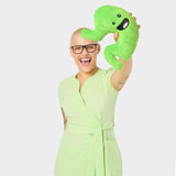 Modelka w fartuszku medycznym SOPHIA Matcha: Modelka prezentująca fartuszek medyczny w kolorze Matcha w dynamicznym otoczeniu, podkreślająca jego styl i wygodę.