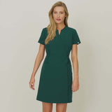 Video prezentujące wiązaną sukienkę medyczną damską KATE w kolorze butelkowej zieleni Moss Green. Modelka pokazuje sukienkę z przodu, z tyłu oraz w ruchu, zwracając uwagę na detale produktu. Sukienka idealnie dopasowuje się do różnych sylwetek, zapewniając komfort i elegancję w pracy medycznej.