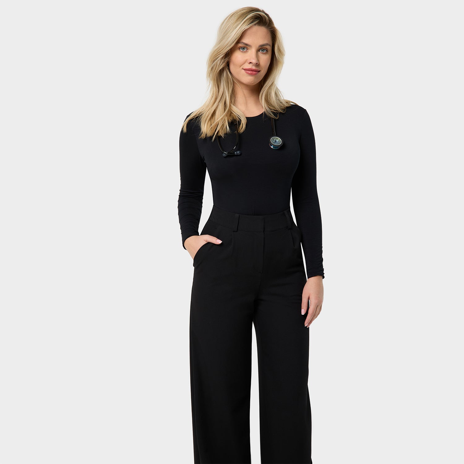 Damskie spodnie medyczne Aura BLACK z szerokimi nogawkami, idealne do pracy i stylizacji.