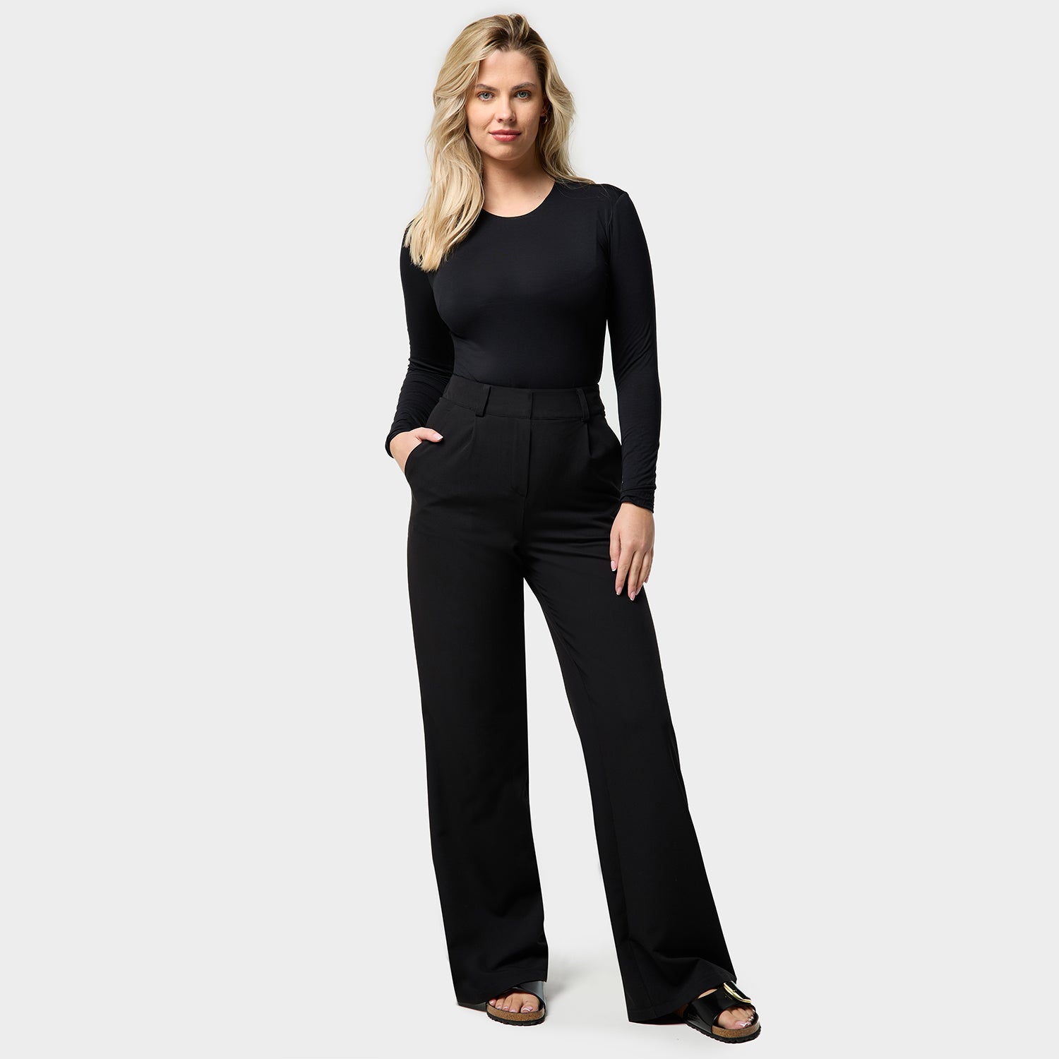 Damskie spodnie medyczne Aura BLACK z szerokimi nogawkami i wysoką talią, modelujące sylwetkę.