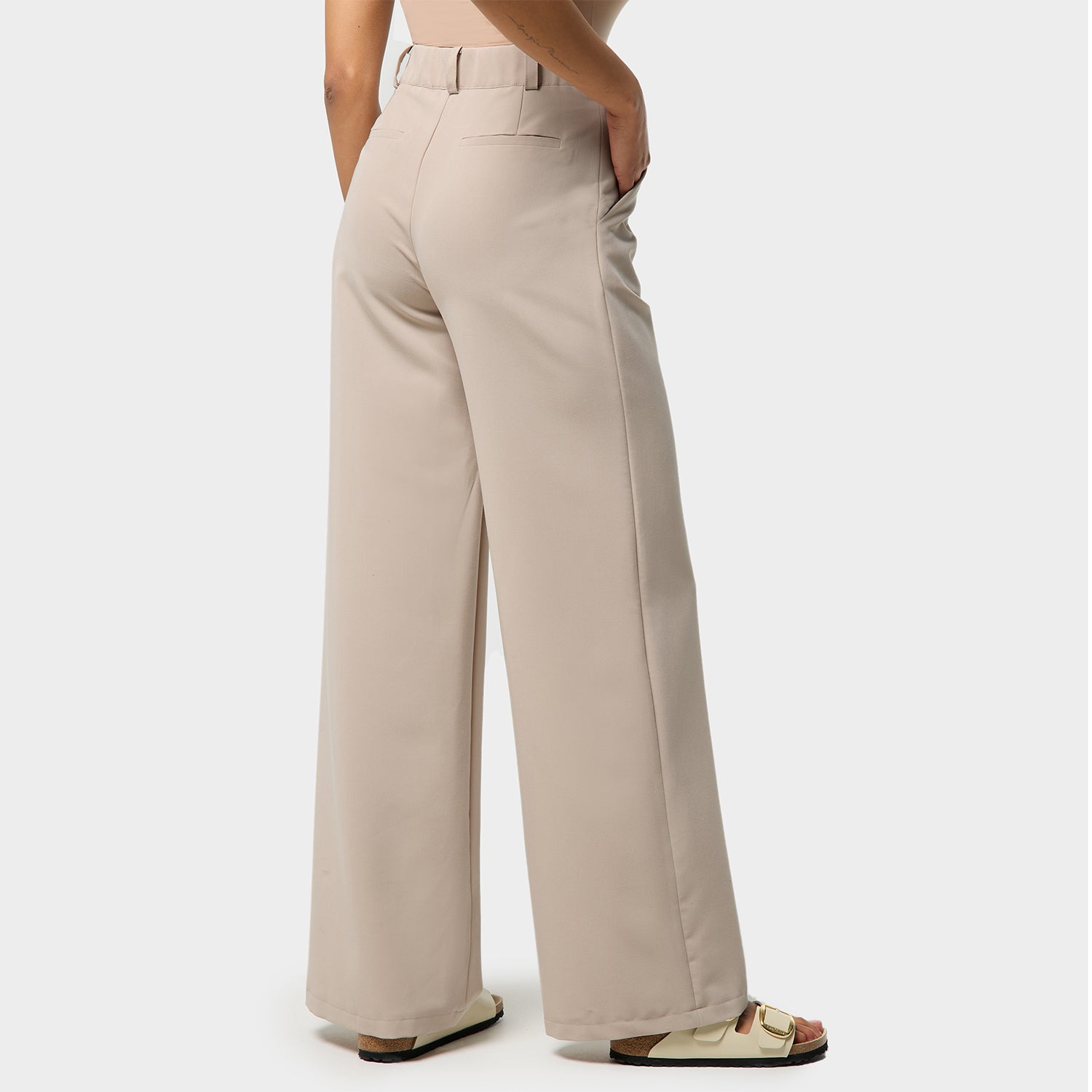 Damskie spodnie medyczne Aura LATTE w kolorze latte, z szerokimi nogawkami i wysoką talią.