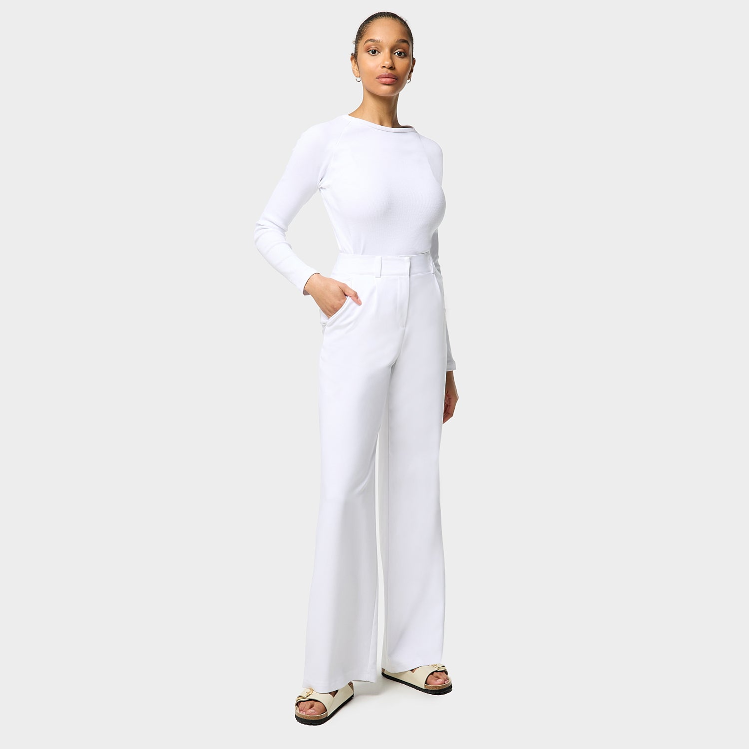 Damskie spodnie medyczne Aura WHITE z szerokimi nogawkami i wysoką talią, idealne do pracy.