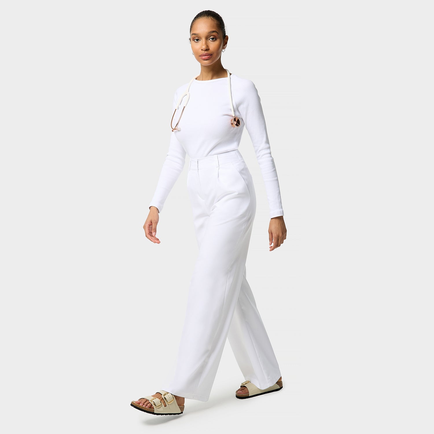 Damskie spodnie medyczne Aura WHITE, szerokie nogawki i wysoka talia, idealne do pracy w medycynie.