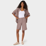 Kobieta w bermudach medycznych damskich w kolorze Light Brown - brązowe krótkie spodnie medyczne z ozdobnymi zakładkami, Vena Uniformy