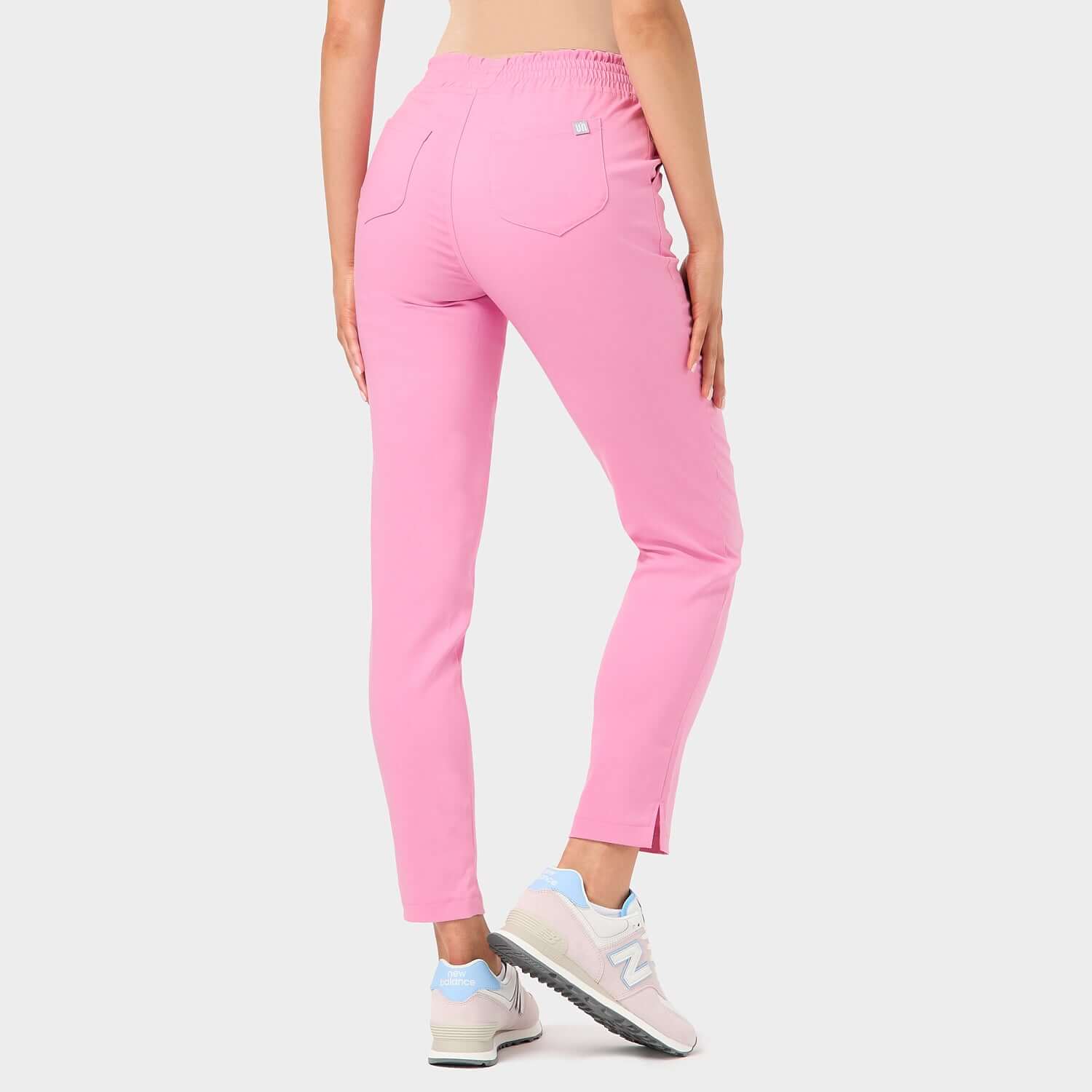  Spodnie medyczne damskie Candy Pink - widok tyłem, cała postać modelki