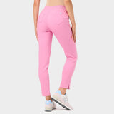  Spodnie medyczne damskie Candy Pink - widok tyłem, cała postać modelki