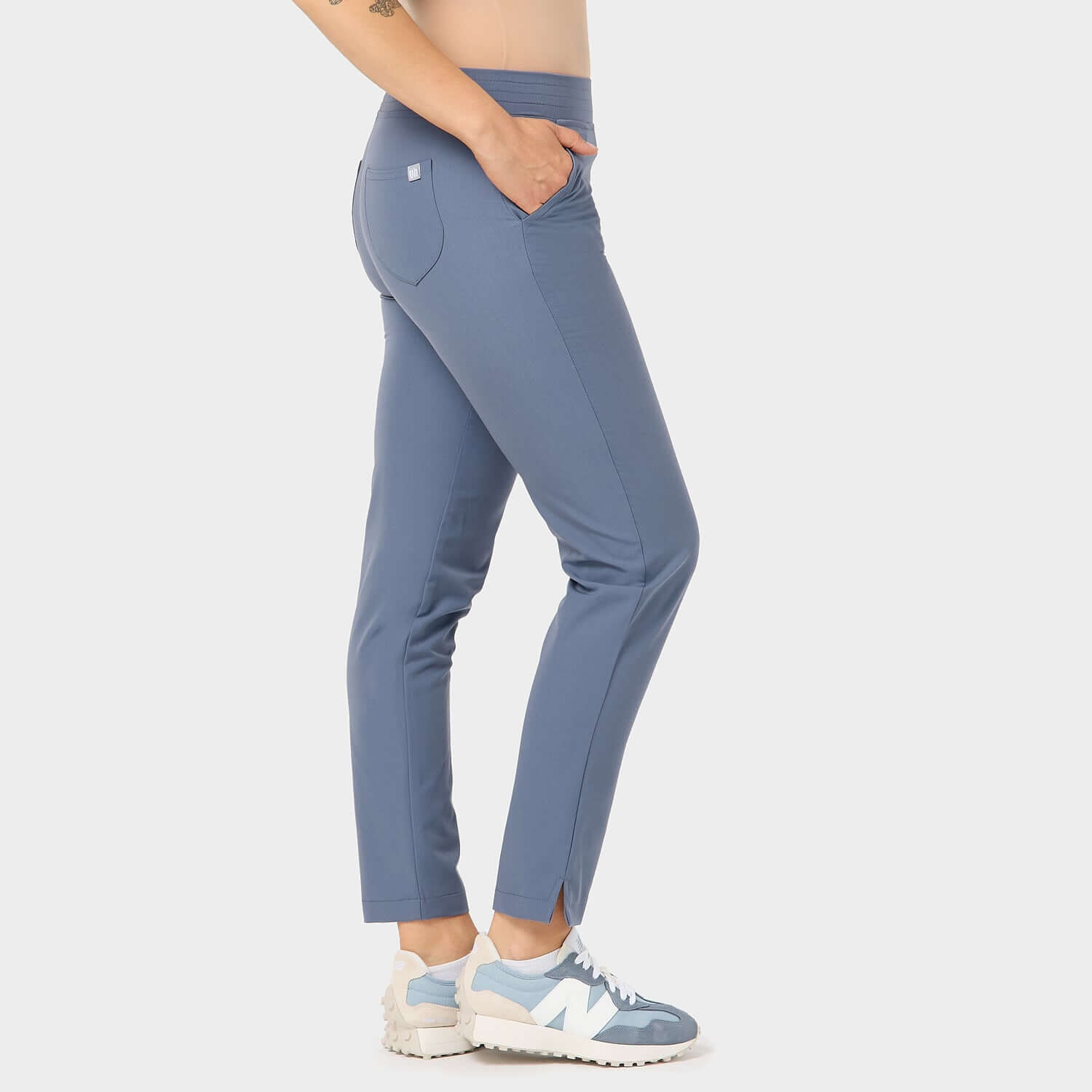 Spodnie medyczne damskie w kolorze niebieskim (INK BLUE) - widok bokiem