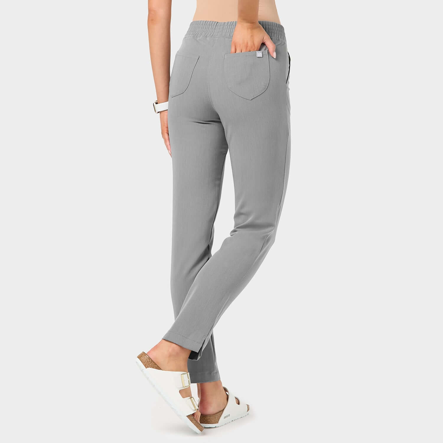 Spodnie medyczne damskie w kolorze Misty Grey widziane z tyłu