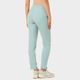 Damskie spodnie medyczne w kolorze sage green, widok tyłem na kobiecie