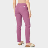 Modelka w damskich spodniach medycznych w kolorze Berry Crush, ze zwężanymi nogawkami, elastycznym pasem i praktycznymi kieszeniami – odzież medyczna dla kobiet.