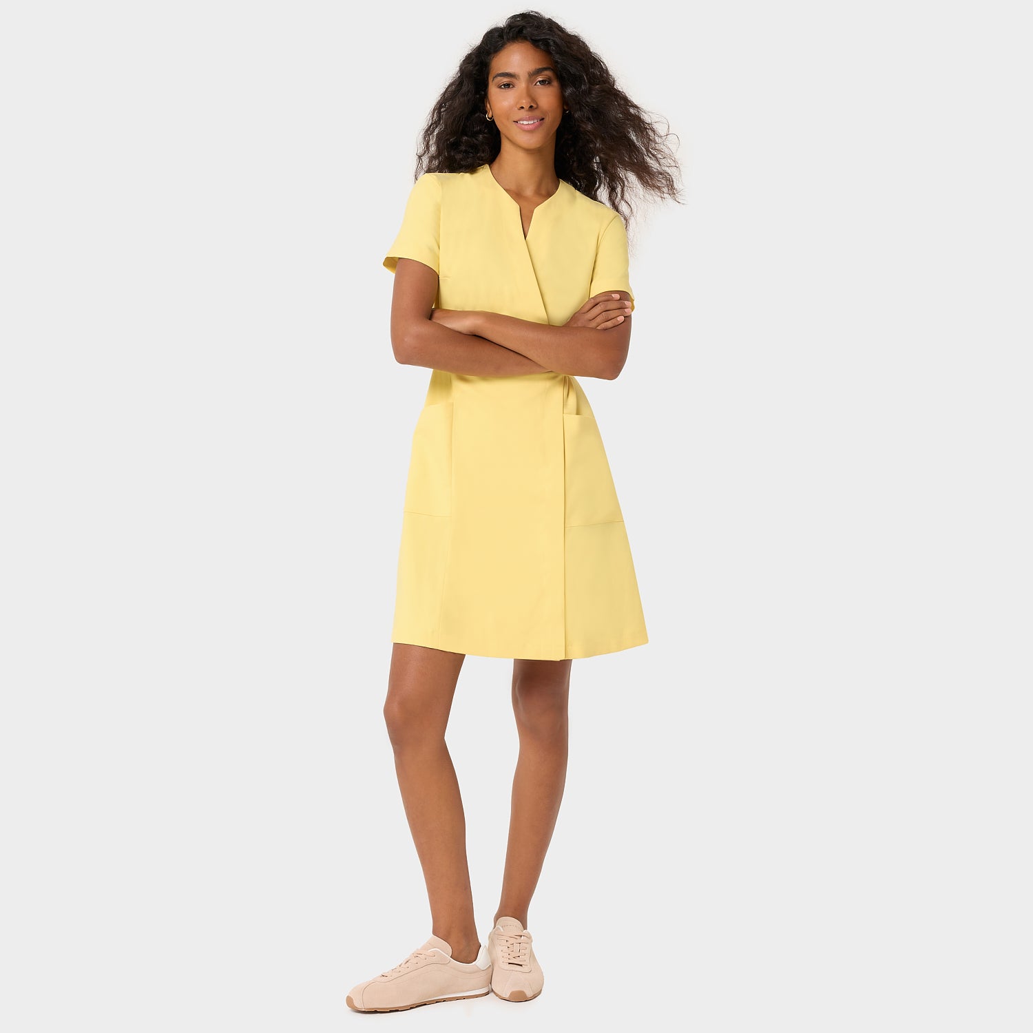 Modelka w sukience medycznej Kate w kolorze Butter Yellow — masłowo-żółta sukienka do pracy w gabinecie kosmetycznym, Vena Uniformy