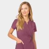 Sukienka medyczna Kate w kolorze Dusty Plum detal.
