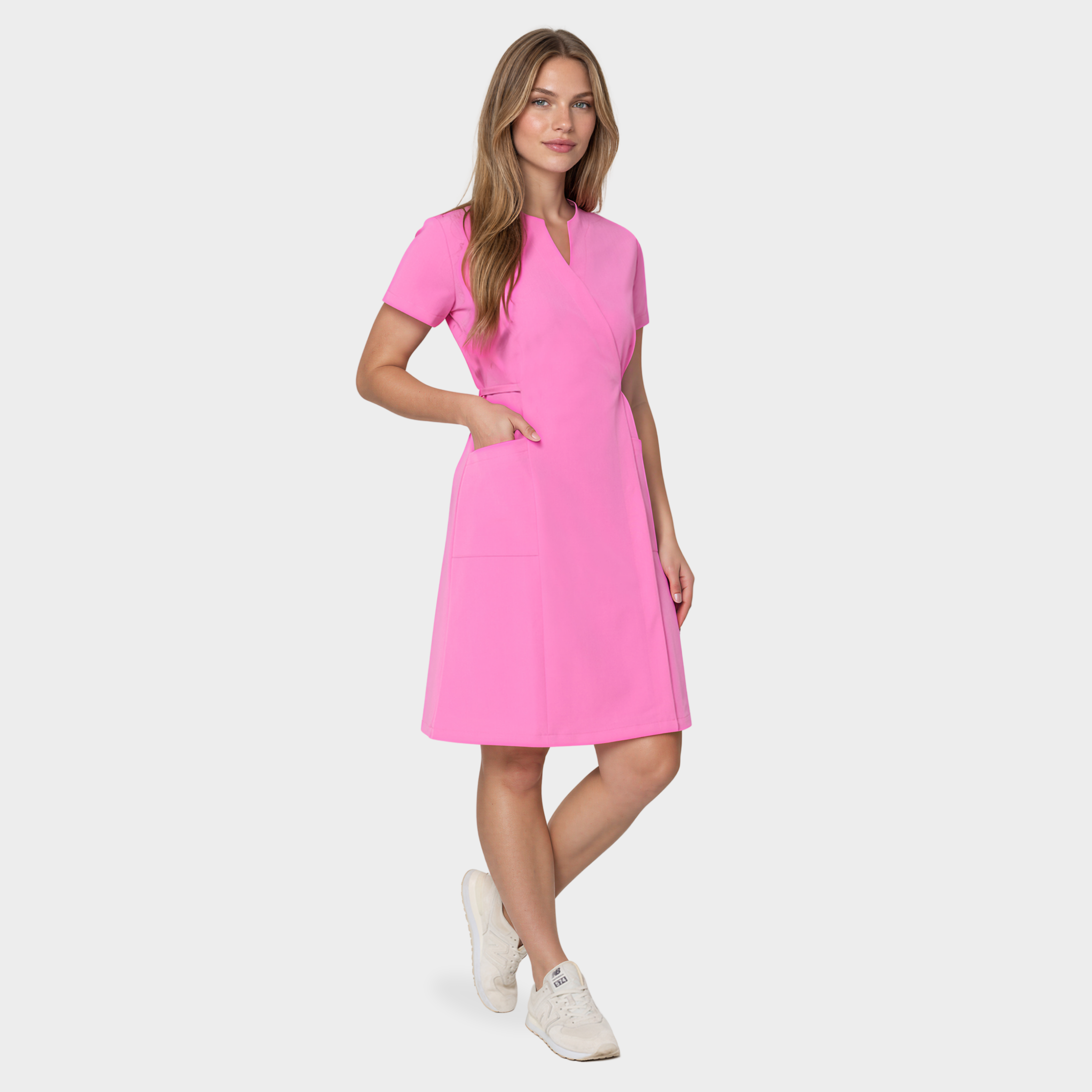 Sukienka medyczna KATE w różowym kolorze Disco Pink o kopertowym kroju.